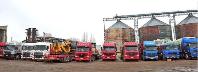 3月24日，在吉尔吉斯斯坦奥什市海关监管库，来自中国的运送施工机械的车辆排起了长队。